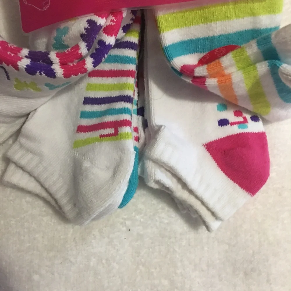 NWT 6 pairs of girls low cut socks, wicks away moisture